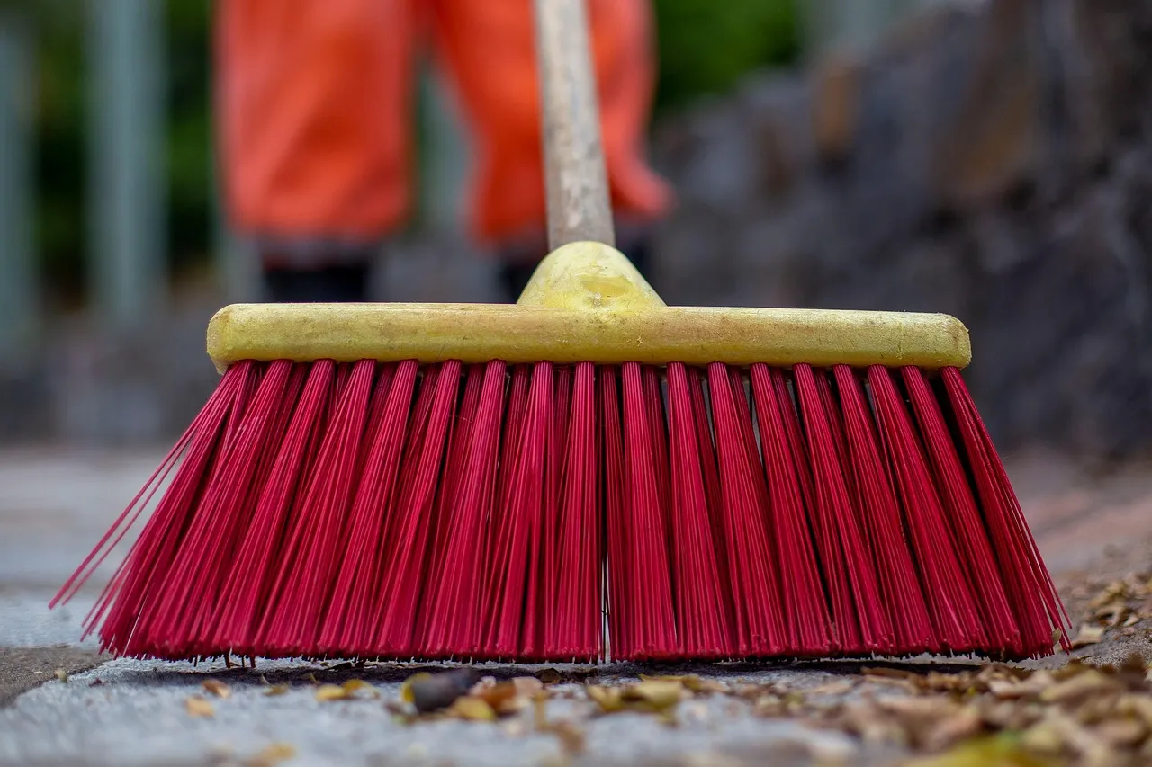 Un servicio de limpieza eficiente emplea herramientas como escobas de cerdas firmes para retirar suciedad de diferentes superficies. Parte esencial del servicio de limpieza es el barrido constante con escobas resistentes que ayudan a mantener los espacios libres de polvo.