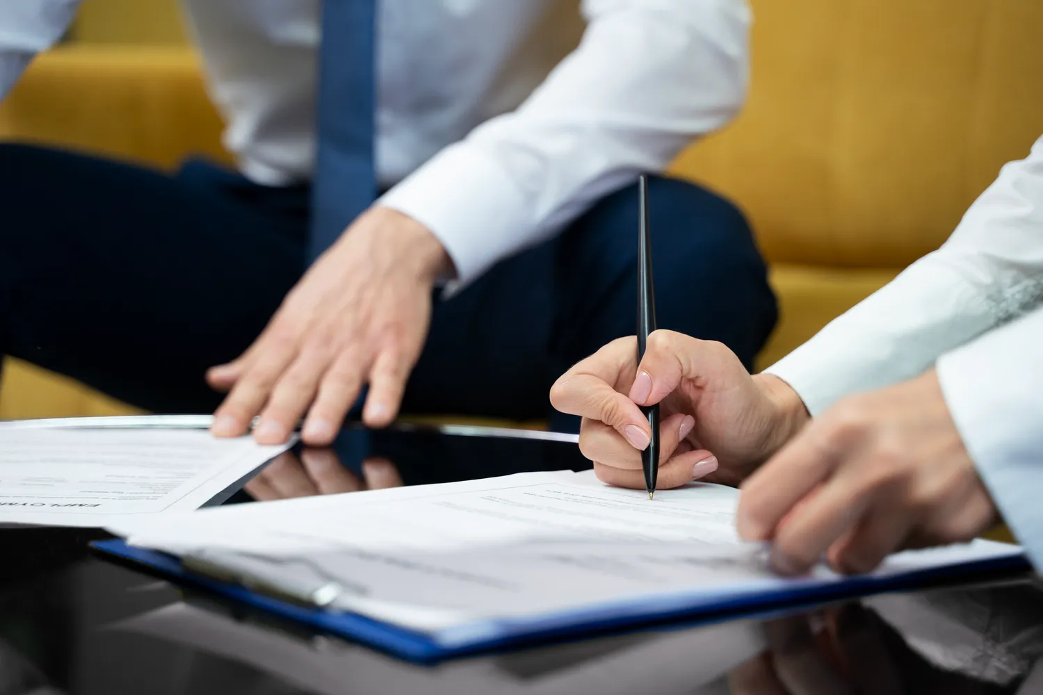 Durante una reunión de servicios legales, se toman notas y se discuten puntos clave de un documento jurídico. Durante una reunión de servicios legales, se toman notas y se discuten puntos clave de un documento jurídico.