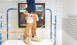 Trabajo en altura para correcciones y mejoras dentro del mantenimiento integral para departamentos y residenciales.