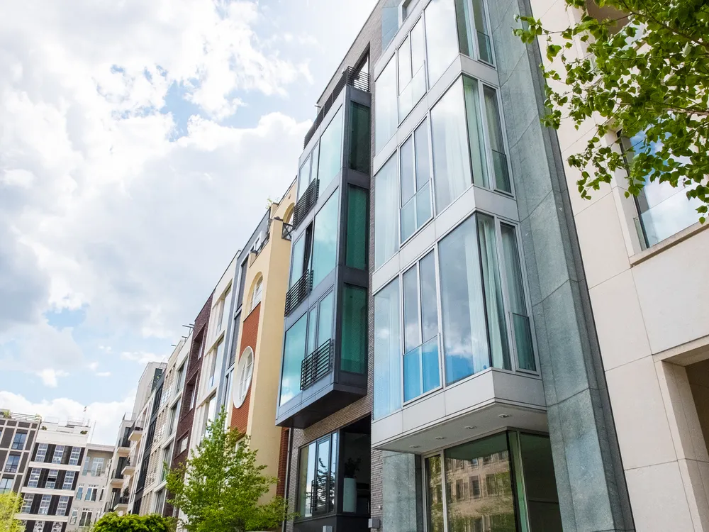 Fotografía desde abajo de una torre de departamentos que cuentan con administración de condominios en del Valle, Narvarte.