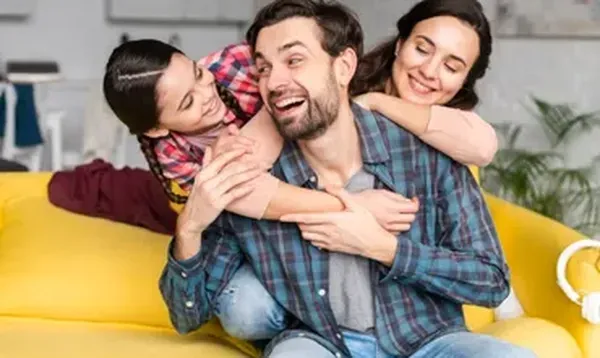 Fotografía de una familia pasando tiempo juntos y en tranquilidad en su casa gracias a la administración de condominios CDMX.