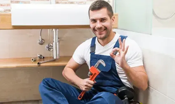 Un hombre usando overol y una herramienta en la mano mostrando un servicio de la administración de condominios CDMX.