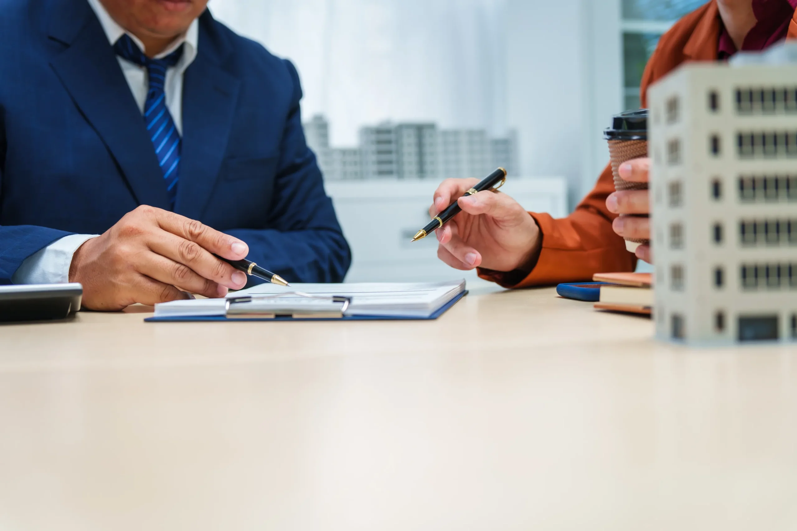 Representación del servicio de administración de condominios en Condesa que GSI ofrece a sus clientes. Dos personas revisando documentos que representan un servicio dentro de la administración de condominios en Condesa.